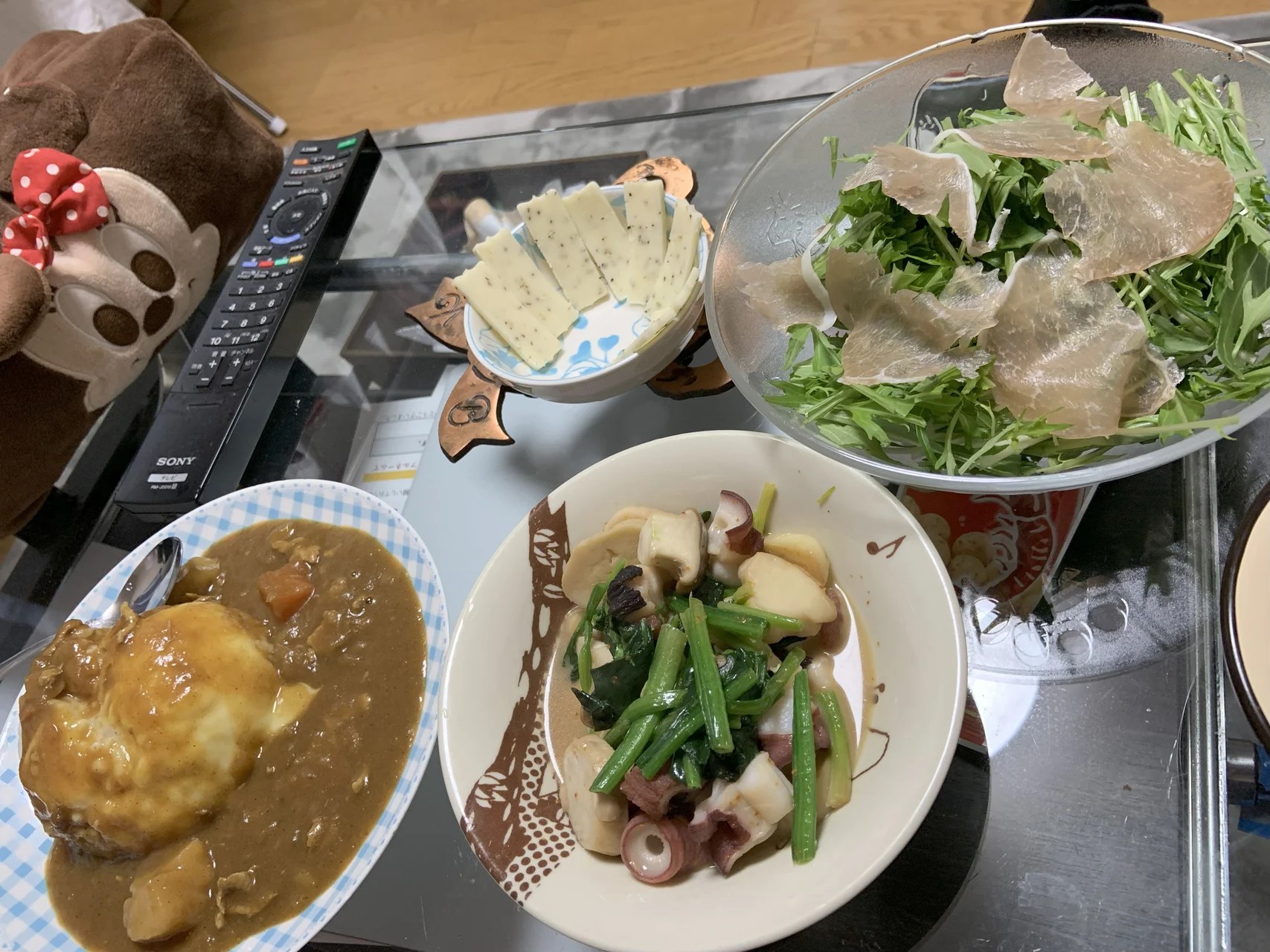 タコ料理を食卓で分かち合う様子