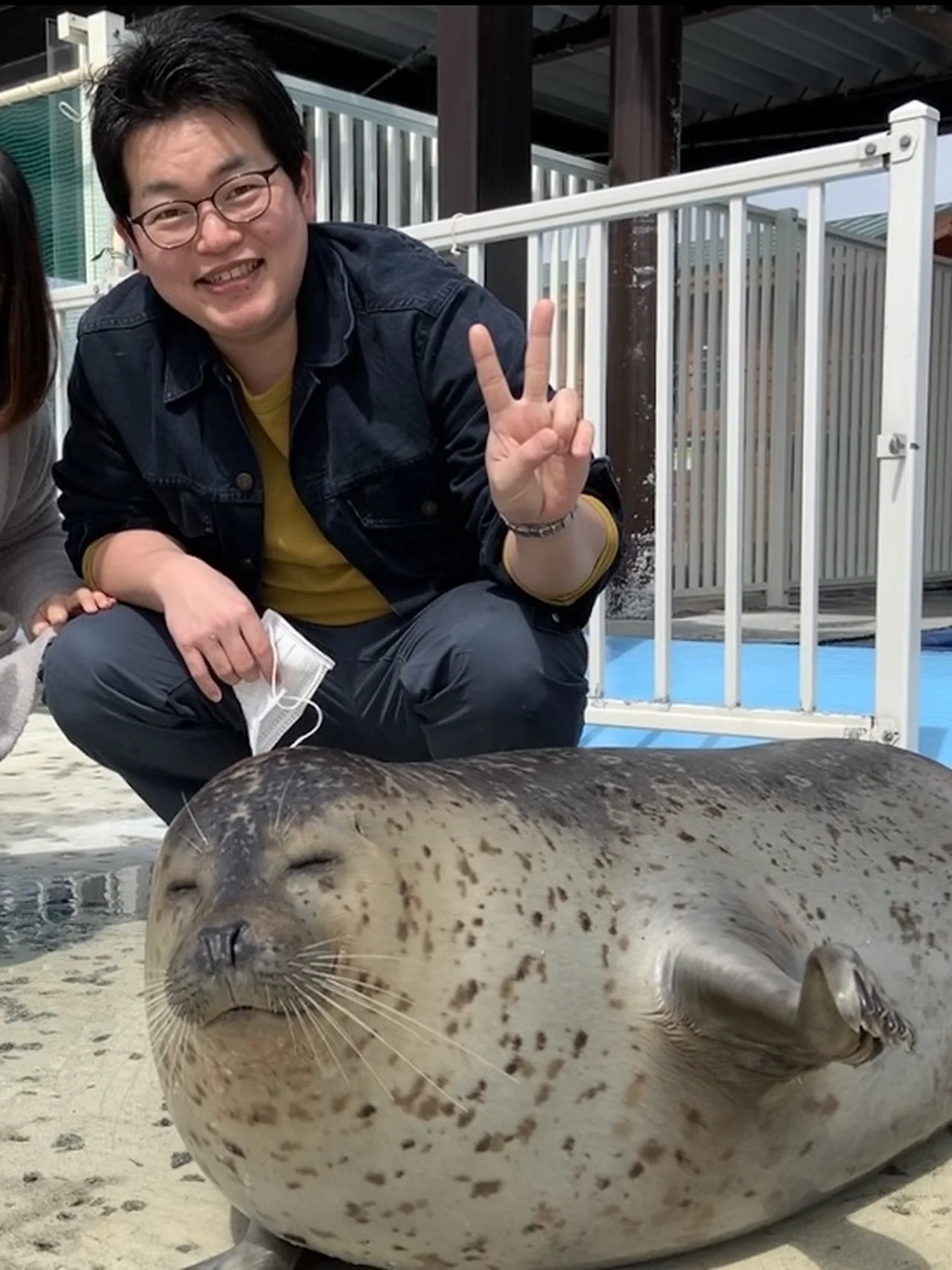 アザラシと並ぶ記念ショット