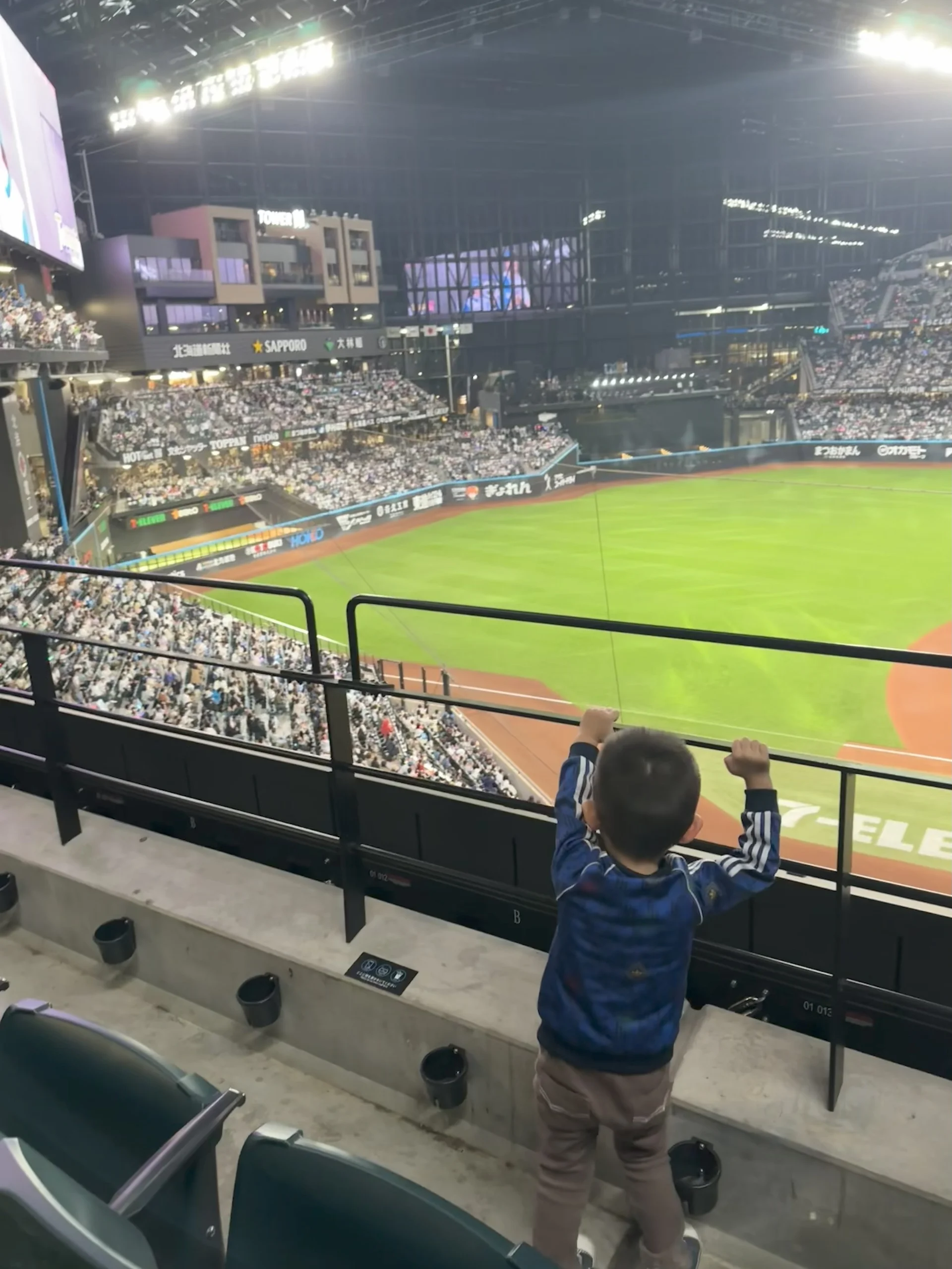 球場で身を乗り出す子ども