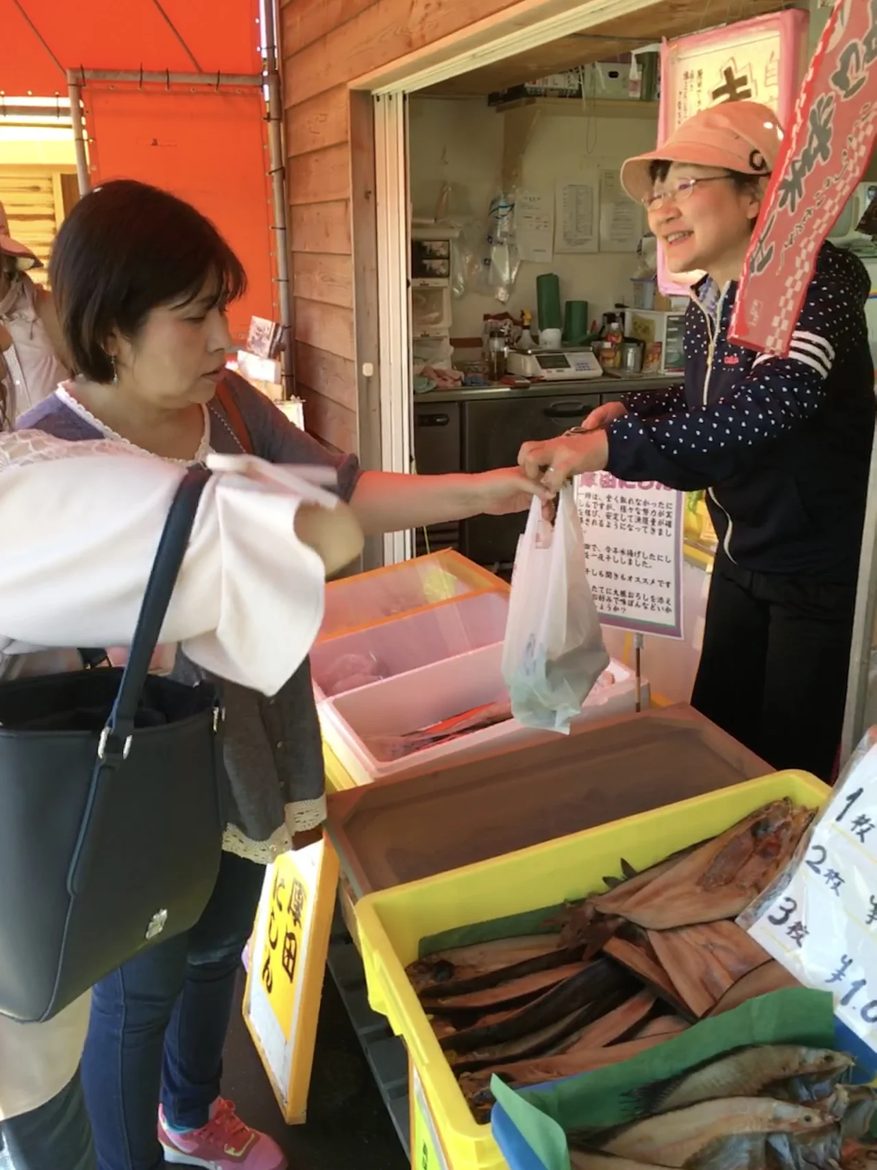 市場で生産者から直接購入する様子