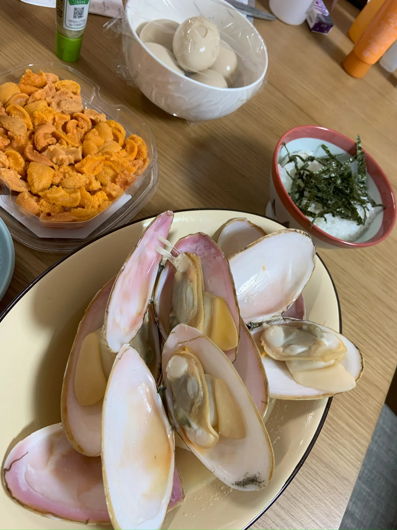 貝料理を家庭で調理する様子