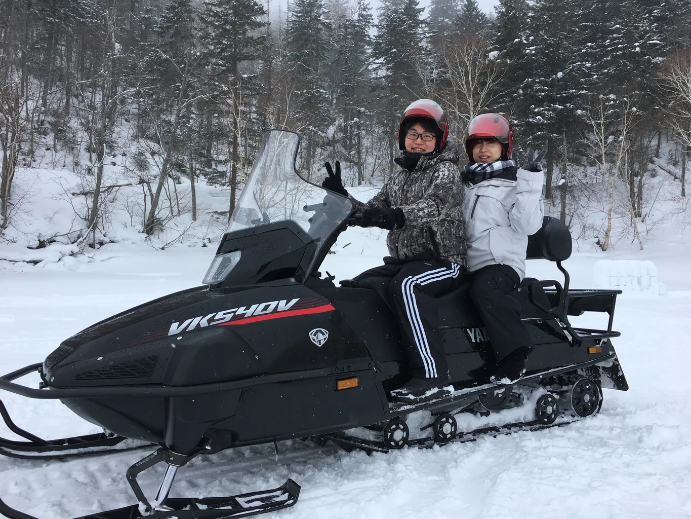 雪原のスノーモービル