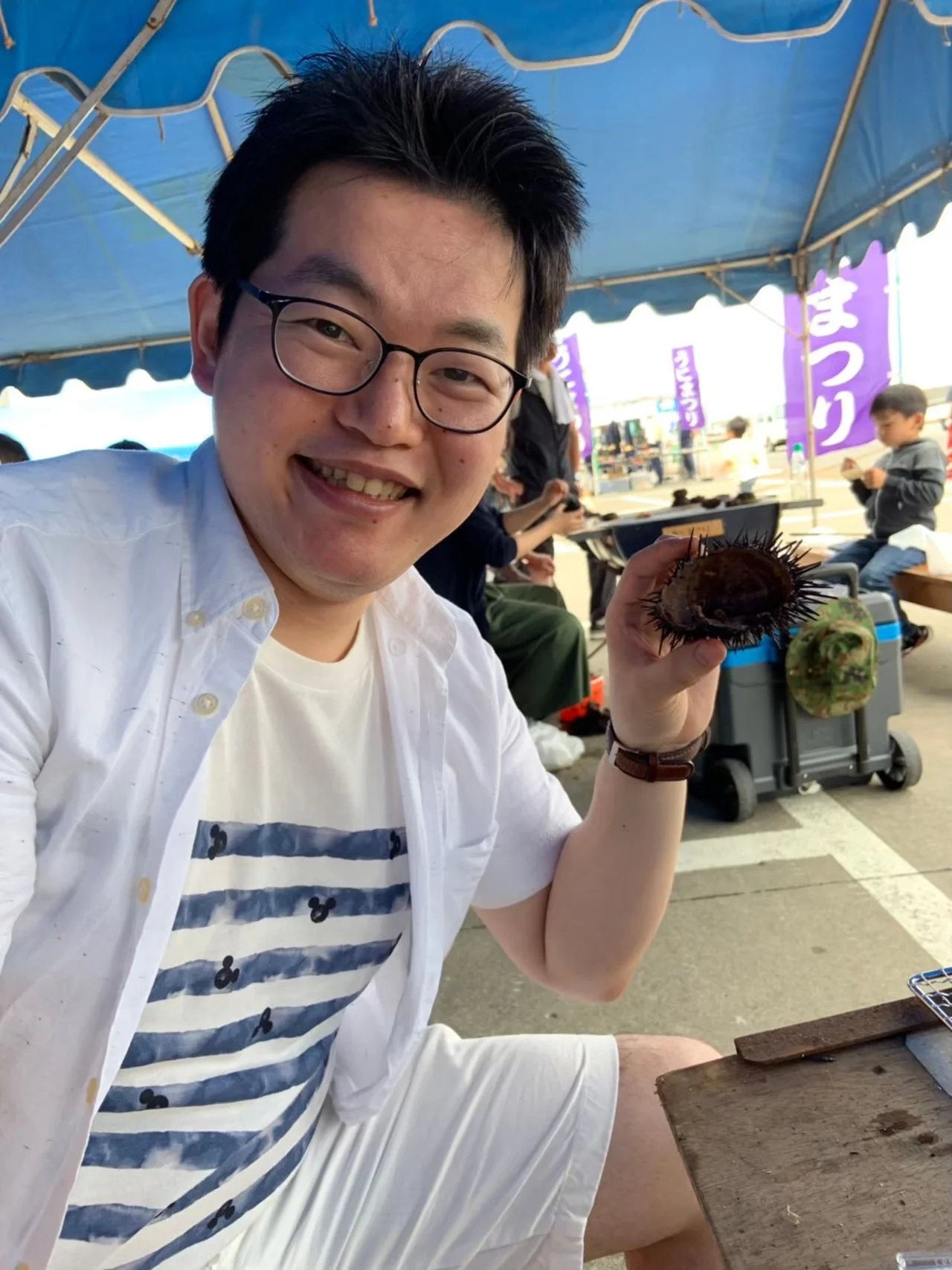 天売島のウニを実食する様子